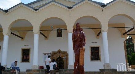 петметрова дървена фигура свети йоан предтеча посреща поклонниците лопушанския манастир