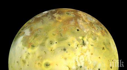 изригва вулкан луната орбитата юпитер