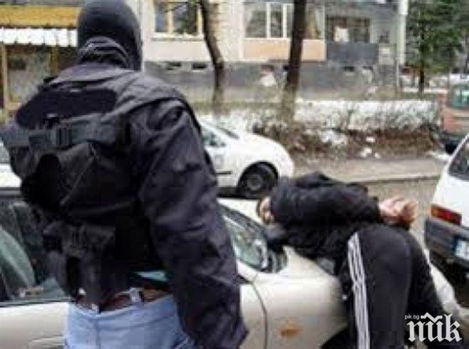 ИЗВЪНРЕДНО: Спецполицаи тарашат за наркотици в Нова Загора 