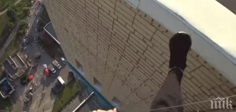 НА КОСЪМ: Тийнейджър падна от покрив на сграда, хвана се за кабели и се спаси (ВИДЕО)