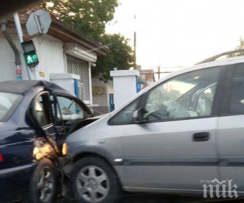 НЕМСКИ СБЛЪСЪК: Опел отнесе БМВ на светофар в Пловдив