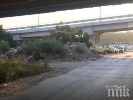 Аспаруховият мост потъна в боклуци