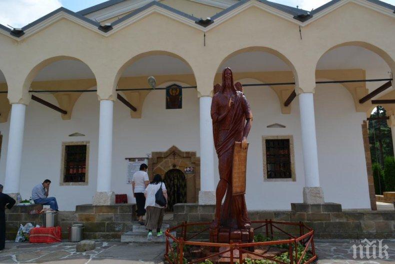 Петметрова дървена фигура на Свети Йоан Предтеча посреща поклонниците в Лопушанския манастир