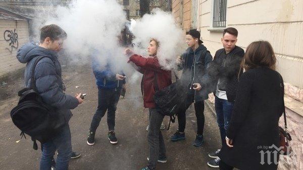 НОВА МОДА: Ученици си купуват електронни цигари, никой не им иска документ НОВА МОДА: Ученици си купуват електронни цигари, никой не им иска документ
