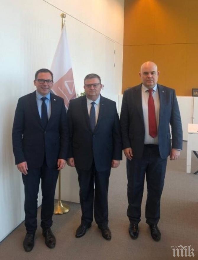 ВАЖНА ВИЗИТА: Цацаров и Гешев обсъдиха противодействието на тероризма, трафика на хора и нелегалната миграция в Хага -  Евроджъст ни даде висока оценка