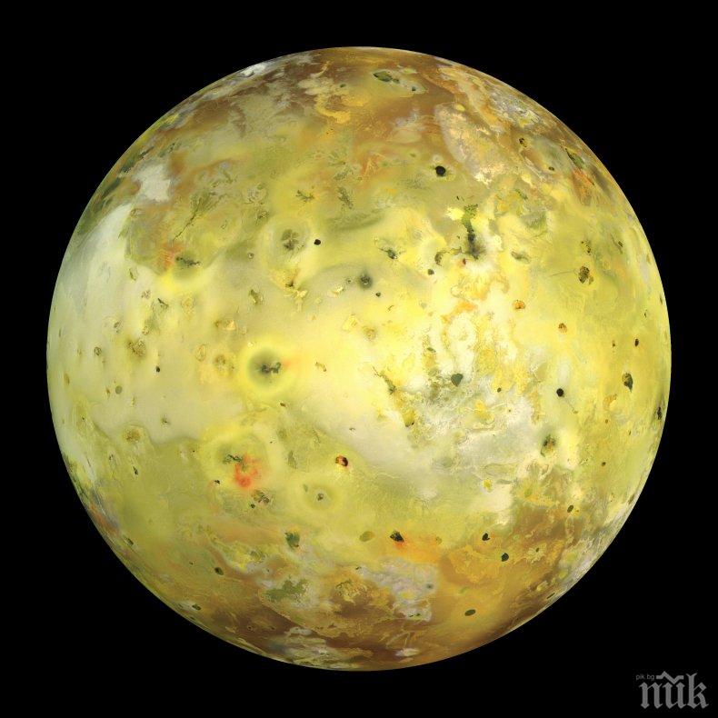 Изригва вулкан на луната Йо в орбитата на Юпитер