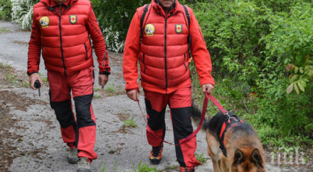 спасителна акция издирват тъмнина дъжд мъгла изгубена туристка рила