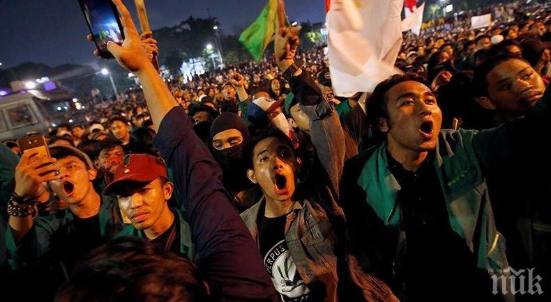 Полицията в Индонезия задържа над 300 участници в безредици