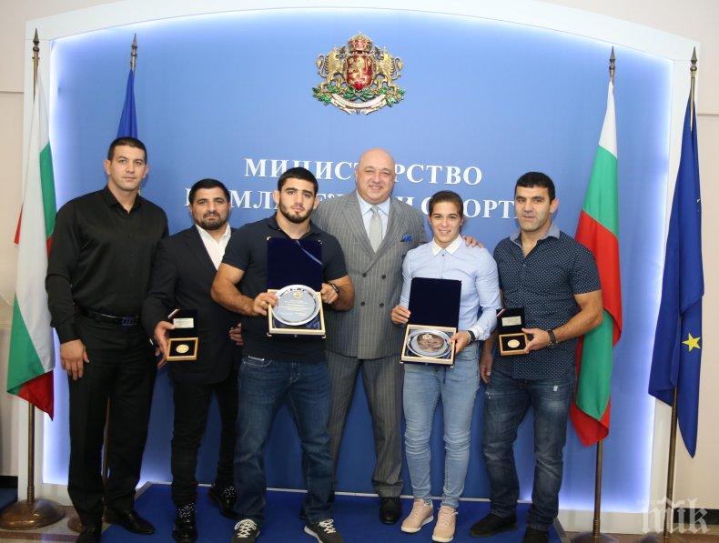 Красен Кралев награди медалистите от Световното първенство по борба 