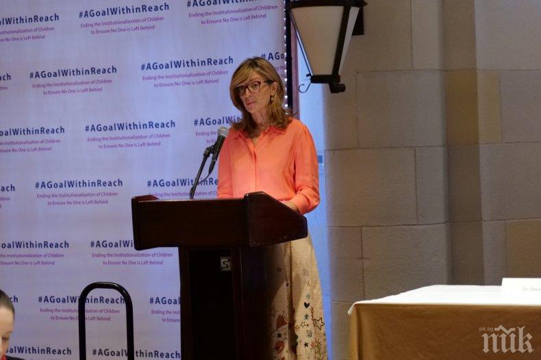 Екатерина Захариева в Ню Йорк: България намали с 90 на сто децата в институции (СНИМКИ)