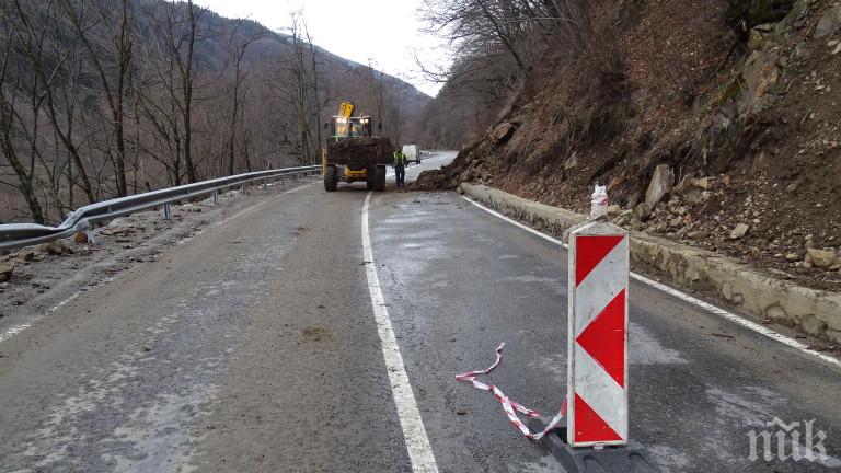 ОПАСНО: Скали се сриват в Кресненското дефиле и в проходите Предел и Папаз чаир