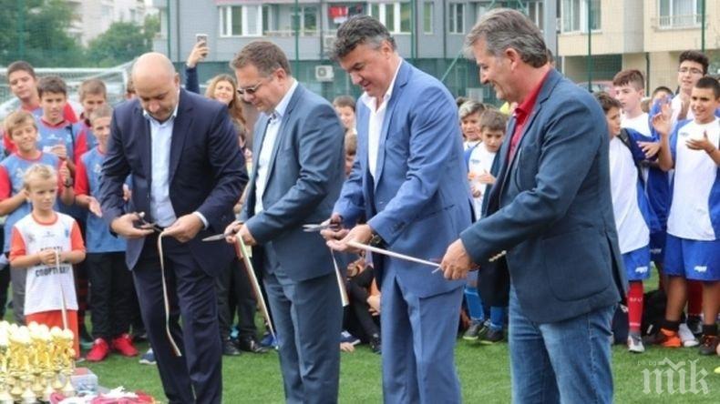 Боби Михайлов и Емил Костадинов откриха нов футболен комплекс в София