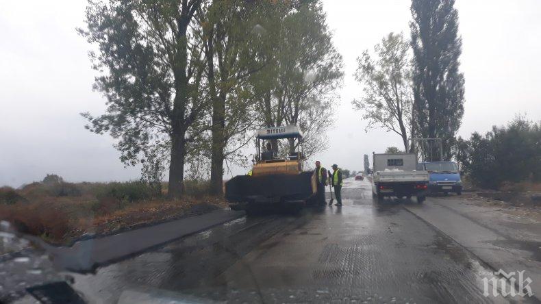 СИГНАЛ ДО ПИК: Пари на вятъра - асфалтират пътя Дупница-Самоков в дъжда (СНИМКИ)