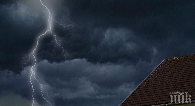 Мълния подпали плевня в ломско село