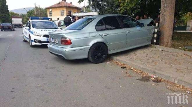 20-годишен с БМВ се заби в дърво на метри от автобусна спирка