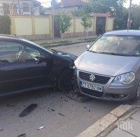 Жена е тежко ранена, след като заби колата си в насрещно 