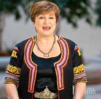 Кристалина Георгиева влезе в народна носия в Международния валутен фонд (СНИМКА)