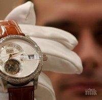 Жена обра магазин за часовници в Габрово