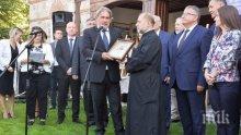 Министър Банов подари специална икона за храм "Св. Св. Константин и Елена"