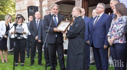 Министър Банов подари специална икона за храм "Св. Св. Константин и Елена"