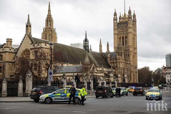 Задържаха мъж, залял се с бензин пред парламента в Лондон