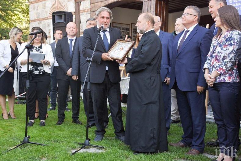 Министър Банов подари специална икона за храм Св. Св. Константин и Елена 