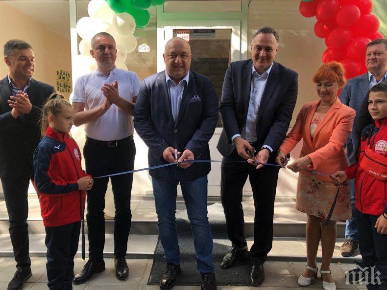 Министър Кралев откри обновени спортни обекти във Варна (СНИМКИ)