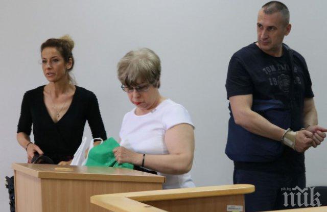 Сълзи и драма в съда: Тъщата на полицая Караджов, който затри родителите си, го закопа