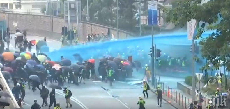 Тотален хаос в Хонконг - хиляди протестират срещу комунистически Китай, полицията ги бие (ВИДЕО)