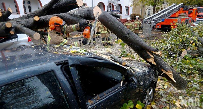 Силни бури в Европа причиниха смъртта на двама души