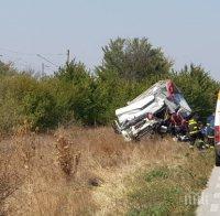 УЖАСЪТ КРАЙ КАРНОБАТ: Режат ламарини, за да извадят телата на загиналите тираджии (СНИМКИ)