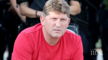 ФУТБОЛНО ТОРНАДО: Ключова среща на "Армията", в любопитна беседа - Стойчо Стоилов и фенове на ЦСКА...