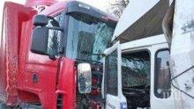 ТЕЖКА КАТАСТРОФА: Двама тираджии загинаха на място при челен сблъсък край Карнобат