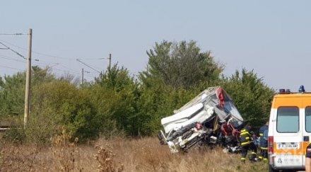 ужасът карнобат режат ламарини извадят телата загиналите тираджии снимки