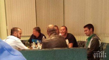 скандал разтърси футбола съдии пируват кьорсофра съмнителен мач снимки