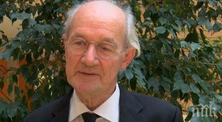 бащата джулиан асанж изнесе реч бранденбургската врата берлин