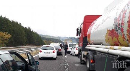 първо пик кола запали тракия задръстването магистралата брутално снимки