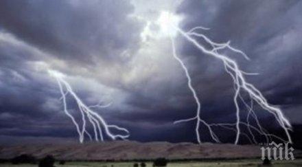 мълния подпали плевня