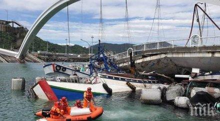 петима загинали десет ранени падането мост тайван видео