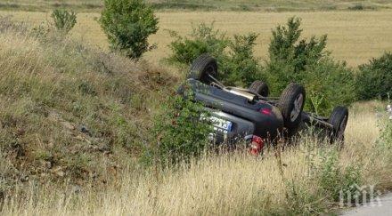 смъртоносна каскада млад мъж загина преобръщайки кола нива трима души ранени