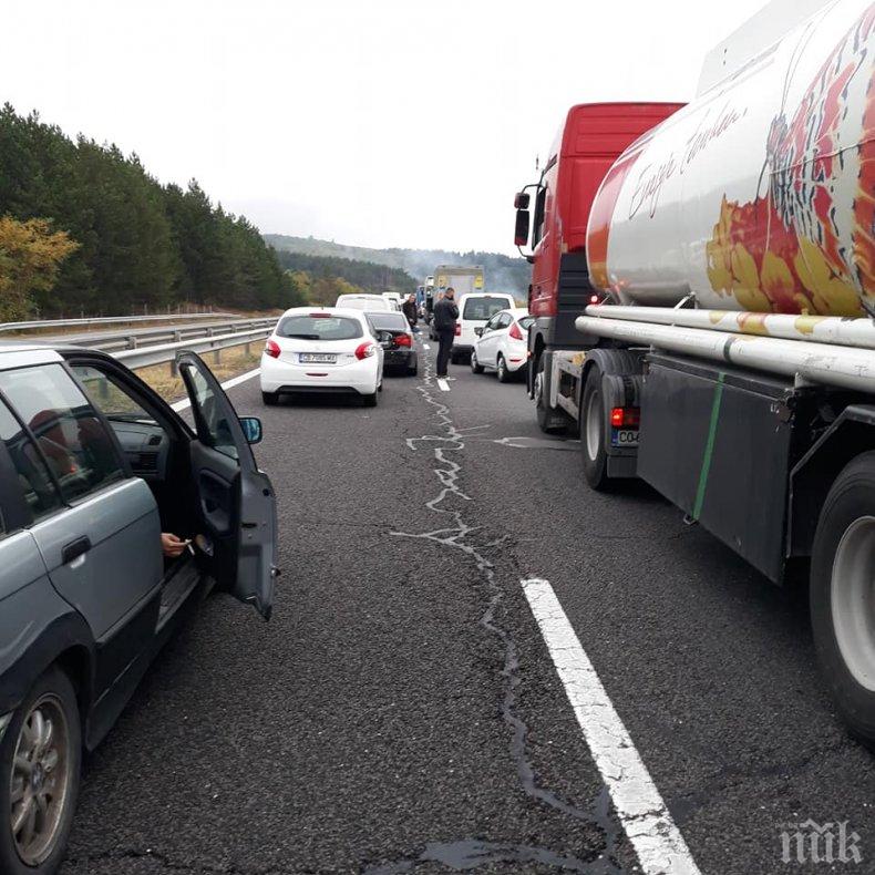 ПЪРВО В ПИК: Кола се запали на Тракия, задръстването на магистралата е брутално (СНИМКИ)