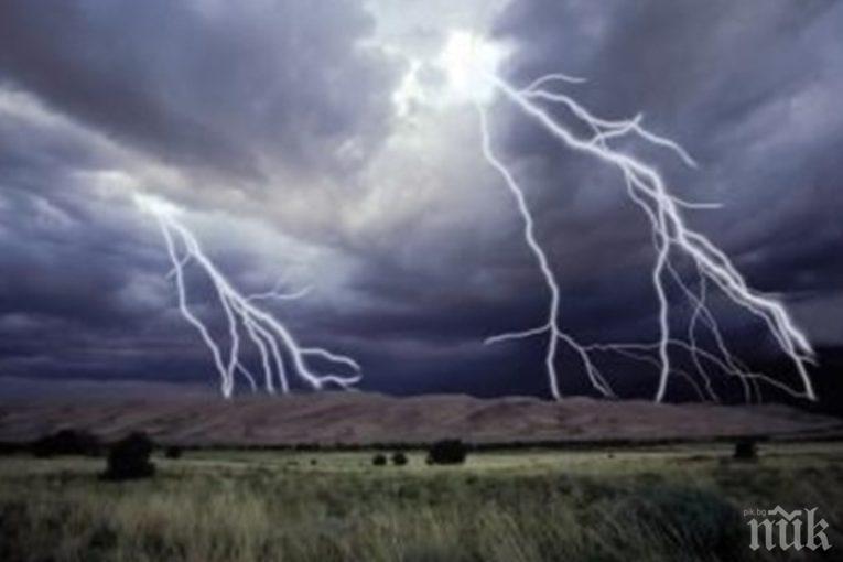 Мълния подпали плевня