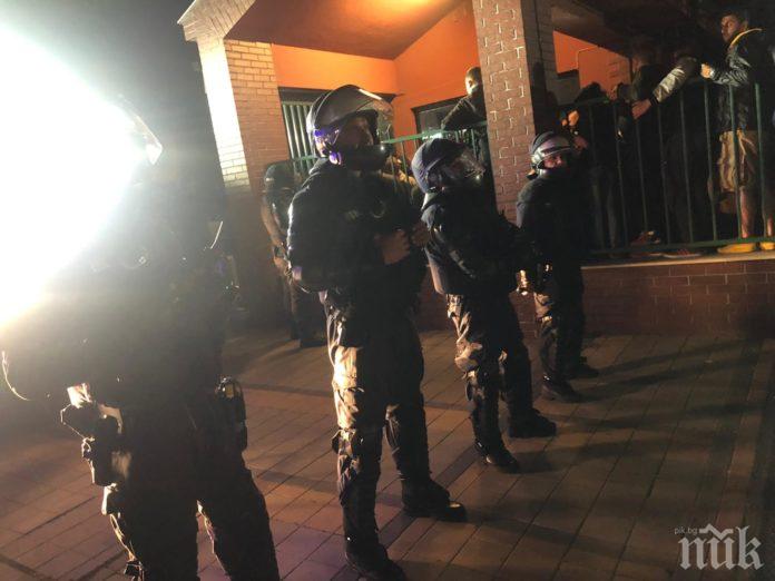 ЕКШЪН: Извънредно положение на Коматево - полицаи пазят футболистите на Ботев от гнева на феновете