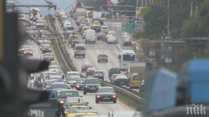 НЕВОЛИ: Първият дъждовен ден предизвика задръствания в София