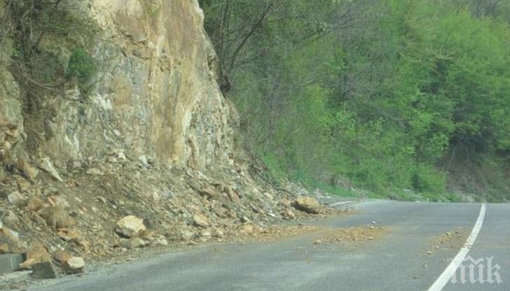 Карайте внимателно в Кресненското дефиле - има опасност от падащи камъни