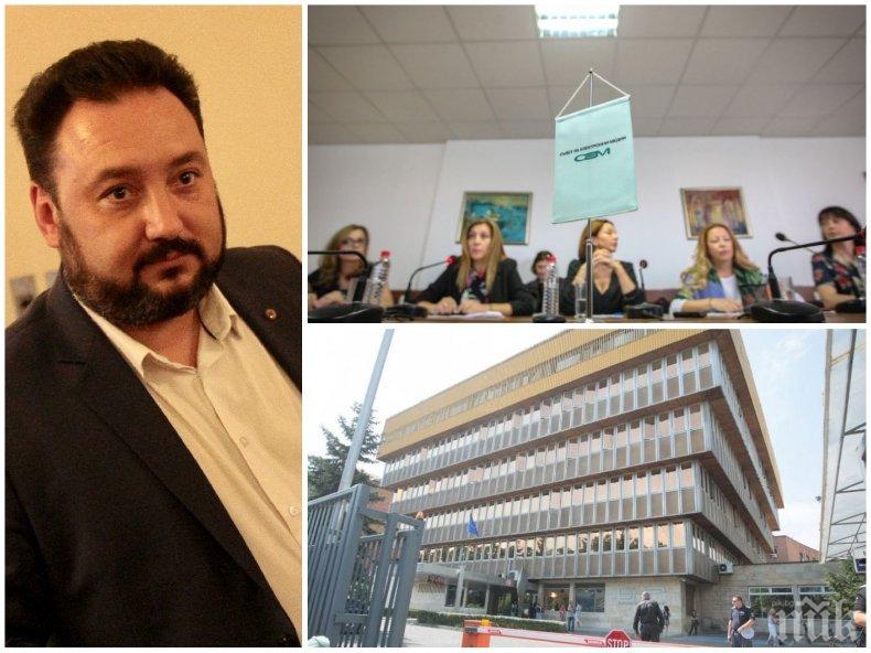 Мощен протест пред СЕМ в защита на шефа на БНР - работещите в радиото, музиканти, хористи и синдикати подкрепят реформите му Мощен протест пред СЕМ в защита на шефа на БНР - работещите в радиото, музиканти, хористи и синдикати подкрепят реформите му