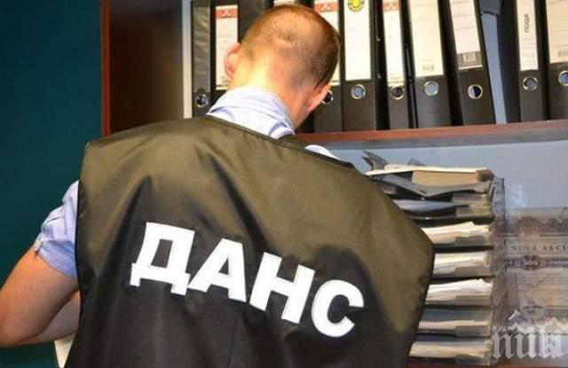 Доведоха с белезници обвинените в подкуп инспектори на ДАИ-Пловдив (СНИМКИ)