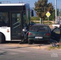 Кола и автобус се удариха на пътя Разлог - Симитли, има пострадал