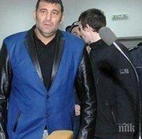 ПЪЛНА ЛУДНИЦА: Линейка вози Райфъла в съда, той предрича смъртта си