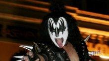 KISS изнасят концерт на белите акули
